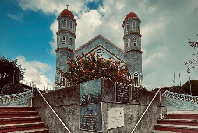 הכנסייה והגן בעיירה Alfaro Ruiz