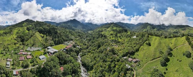 תמונה פנורמית מהאוויר של העיירה San Gerardo de Rivas והפארק הלאומי סרו צ'יריפו.