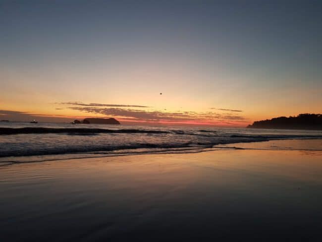השמש שוקעת מעל המים בחוף פלאיה הרמוסה גואנקסטה