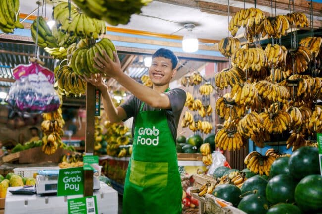 מוכר בננות בשוק